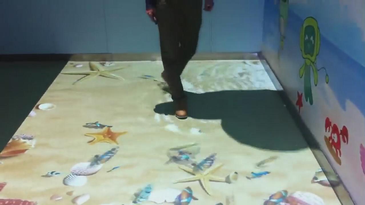 地面鱼水互动投影游戏